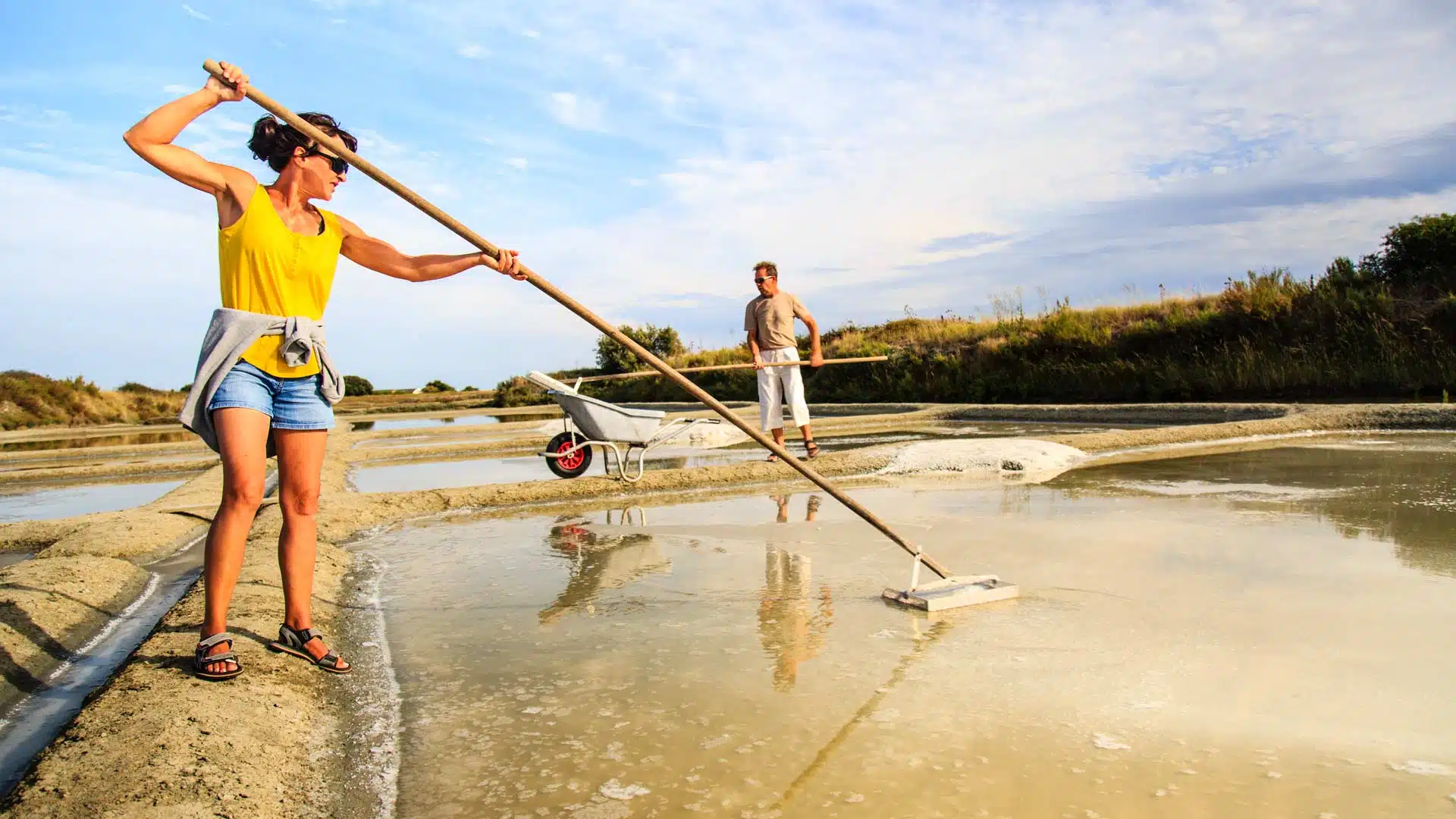 Fleur de sel IGP récoltée à la main par les paludiers à Guérande